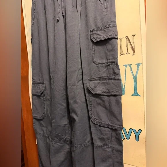 NWT Old Navy Charcoal Cargo Pants for Women - Picture 4 of 10